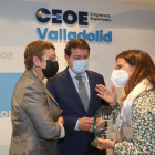 El presidente de la Junta, Alfonso Fernández Mañueco, charla con Sonia Pascual, y con Beatriz Escudero, tras entregales los premios.- ICAL