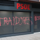 Pintadas en las persianas de la sede del PSOE de Palencia.- ICAL