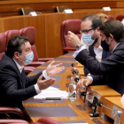 El consejero Suárez Quiñones conversa con el procurador de UPL, Luis Mariano Santos y el socialista Ángel Hernánez. - ICAL