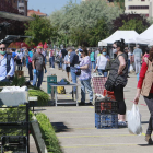 El mercadillo hortofrutícola de Las Torres reanudó ayer su actividad con una elevada afluencia de clientes. RAÚL G. OCHOA