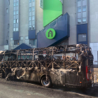 Imagen del autobús quemado en París. TWITTER AUTOCARES SIGUERO