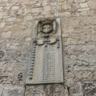 Escudo franquista en la fachada de una iglesia en Castilla y León. - E. M.