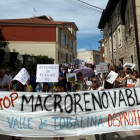 Alrededor de 300 personas protestan contra las macroplantas solares en el Valle de Tobalina.- ICAL