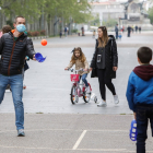 Padres juegan con sus hijos por las calles de Valladolid.- JUAN MIGUEL LOSTAU.