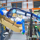 Un robot maneja una caja en la fábrica de productos capilares del grupo L’Oréal de Burgos.  (EL MUNDO)