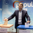 Mañueco vota en las primarias del PP de Salamanca.- ICAL