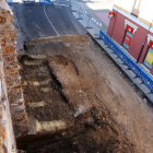 La primera cata arqueológica en la muralla tardorromana de la calle Carreras de León saca a la luz el arranque de los cubos destruidos en 1906.- ICAL