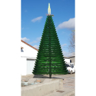 Árbol navideño construido en Palencia con botellas de alhambra. ICAL