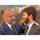 El presidente de las Cortes Carlos Pollán saluda a Juan García-Gallardo. - ICAL