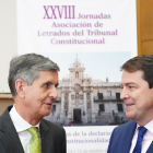 Mañueco junto al presidente del Tribunal Constitucional, Pedro José González-Trevijano Sánchez durante  las XXVIII Jornadas de la Asociación de Letrados del Tribunal Constitucional. - ICAL