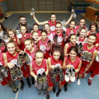 Las jugadoras del equipo cadete femenino delVega de Prado lucen los cordones dorados de sus zapatillas. - J.M. LOSTAU