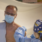 Luis Fuentes recibe la vacuna contra el coronavirus.- ICAL