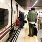 Varios viajeros suben a un tren de Alta Velocidad en Castilla y León. ICAL