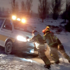 Los bomberos de la Diputación de Valladolid auxilian a una ambulancia que había quedado atrapada. E. M.