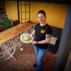Gyna atesora más de una década de experiencia en la hostelería de Quintana Redonda y ahora da vida al Quartelillo, un singular proyecto con gran calidad/precio.- MARIO TEJEDOR