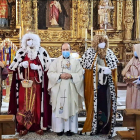 Tomás Muñoz, párroco de San Andrés de Ciudad Rodrigo, junto a los Reyes Magos en la misa del pasado 6 de enero. E. M.