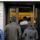 Personas acuden a una oficina de empleo en Valladolid. / E.M.