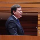 El consejero de Economía y Hacienda, Carlos Fernández Carriedo, durante su intervención en la Cortes. ICAL