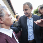 El expresidente del Gobierno José Luis Rodríguez Zapatero visita la localidad leonesa de Cistierna y mantiene un encuentro con la candidatura del PSOE. -ICAL