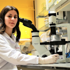 La investigadora Carolina Méndez en las instalaciones del Instituto Universitario de Biomedicina de la Universidad de León. EL MUNDO