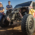 Cristina Gutiérrez junto a su copiloto Pablo Moreno y el coche con el que han ganado el Dakar 2023 - PRENSA CRISTINA GUTIÉRREZ