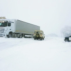 La Guardia Civil auxilia aun camionero polaco atrapado por la nieve en Foncebadón, León. / ICAL.