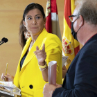 Ana Sánchez, junto a Patricia Gómez  y J. Martín, en la rueda del PSOE previa al inicio de la comisión eólica. ICAL