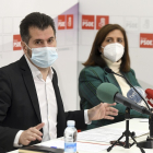 Luis Tudanca habla de la actualidad política acompañado por la secretaria provincial del PSOE en Burgos, Esther Peña. | ICAL