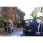 El consejero de Cultura y Turismo, Javier Ortega, (i) junto al delegado territorial de la Junta, Roberto Saiz, (d) en la presentación de los resultados de la campaña de excavaciones de Atapuerca. - EUROPA PRESS