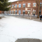 Patio del colegio García Quintana de Valladolid, completamente cubierto de hielo y nieve. J. M. LOSTAU