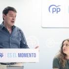 El presidente del PPCyL de la Junta, Alfonso Fernández Mañueco, cierra la campaña en León, junto a los candidatos al Congreso y al Senado, Ester Muñoz y Antonio Silván.- ICAL