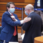 Alfonso Fernández Mañueco y Francisco Igea se saludan antes del inicio del debate de la moción de censura.- ICAL
