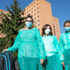 Paula, Silvia y  Celia, delante del Hospital Clínico, forman el equipo de Cuidados Paliativos de Valladolid Este. - J. M. LOSTAU