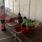 Miembros de Cruz Roja colaboran con los vecinos desalojados de sus viviendas por el incendio en una fábrica de pinturas situada en el polígono industrial de San Pedro del Arroho (Ávila).- ICAL