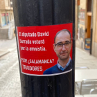 Pegatina contra el PSOE colocada frente a la sede de Salamanca.- TWITTER @DVSERRADA