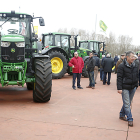Agricultores visitan la exposición de maquinaria agrícola en una anterior edición de la feria. C. S. Campillo / ICAL