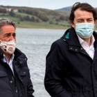 Miguel Ángel Revilla y Alfonso Fernández Mañueco, en una imagen de archivo durante un encuentro en el embalse del Ebro. ICAL.