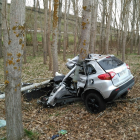 El turismo estrellado contra un árbol tras el accidente en Guardo, Palencia.- ICAL