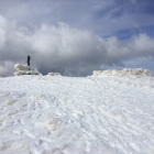 La cumbre del Moncayo, todavía cubierta por las nieves del invierno.- N.S.