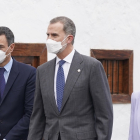 Sus Majestades los Reyes, don Felipe y doña Letizia, acompañados del presidente del Gobierno, Pedro Sánchez. - ICAL