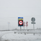 Imagen de archivo de un cartel que anuncia peligro por nieve en la A-67.- Europa Press