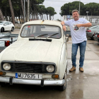 El berciano Javier Álvarez, propietario de la bodega Almázcara Majara, junto al Renault 4 con el que compite en el Mongol Rally 2022. - ICAL
