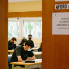 Alumnos de bachillerato momentos antes de comenzar las pruebas de la EBAU en Soria. - ICAL