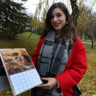 La joven ilustradora Uxue Rodriguez muestra su calendario 2023 con la temática de la saga del Señor de los Anillos que vende a través de las redes. ICAL