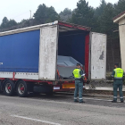 Narcolancha interceptada en el interior de un camión. -Europa Press