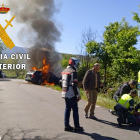 Un herido y dos guardias civiles intoxicados por inhalación de humo debido al incendio de un vehículo en Béjar (Salamanca). -ICAL
