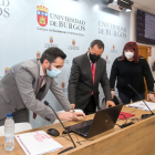 Sergio Pérez, Santiago Bello y Marta Méndez, durante la presentación del informe en la UBU. TOMÁS ALONSO