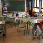Alumnos de la localidad leonesa de Valcabado del Páramo en las aulas. ICAL
