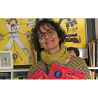 La médica e ilustradora vallisoletana Mónica Lalanda, sostiene un ejemplar del libro distinguido por The New York Times. / Imágenes cedidas por Mónica Lalanda.