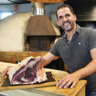 Nacho Chamoso muestra una de las piezas de carne a las que someten a diferentes maduraciones.  / J.M. LOSTAU